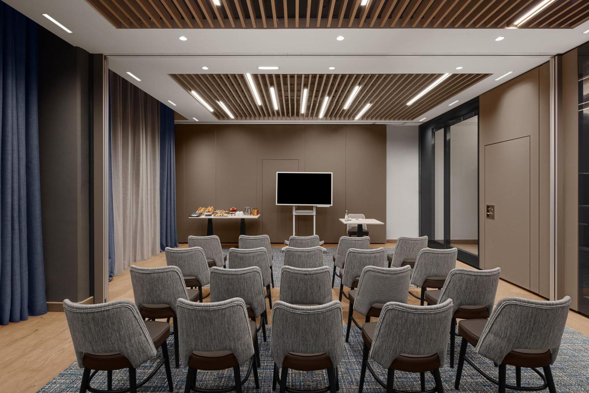 คอร์ตยาร์ด ปารีส ปอร์ต เดอ แวร์ซาย Hotel อิซซีเลมูลิโนต์ ภายนอก รูปภาพ