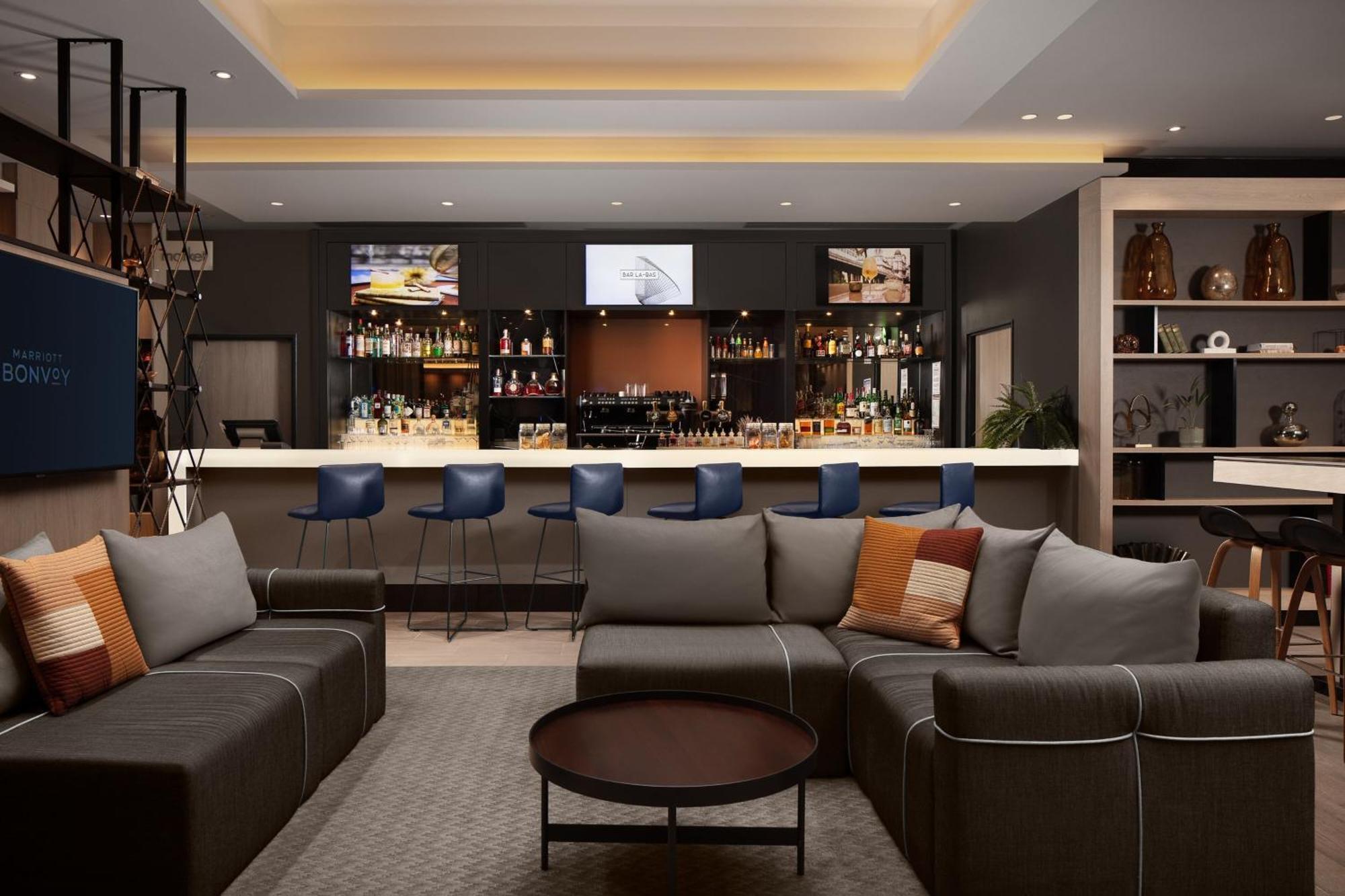 คอร์ตยาร์ด ปารีส ปอร์ต เดอ แวร์ซาย Hotel อิซซีเลมูลิโนต์ ภายนอก รูปภาพ
