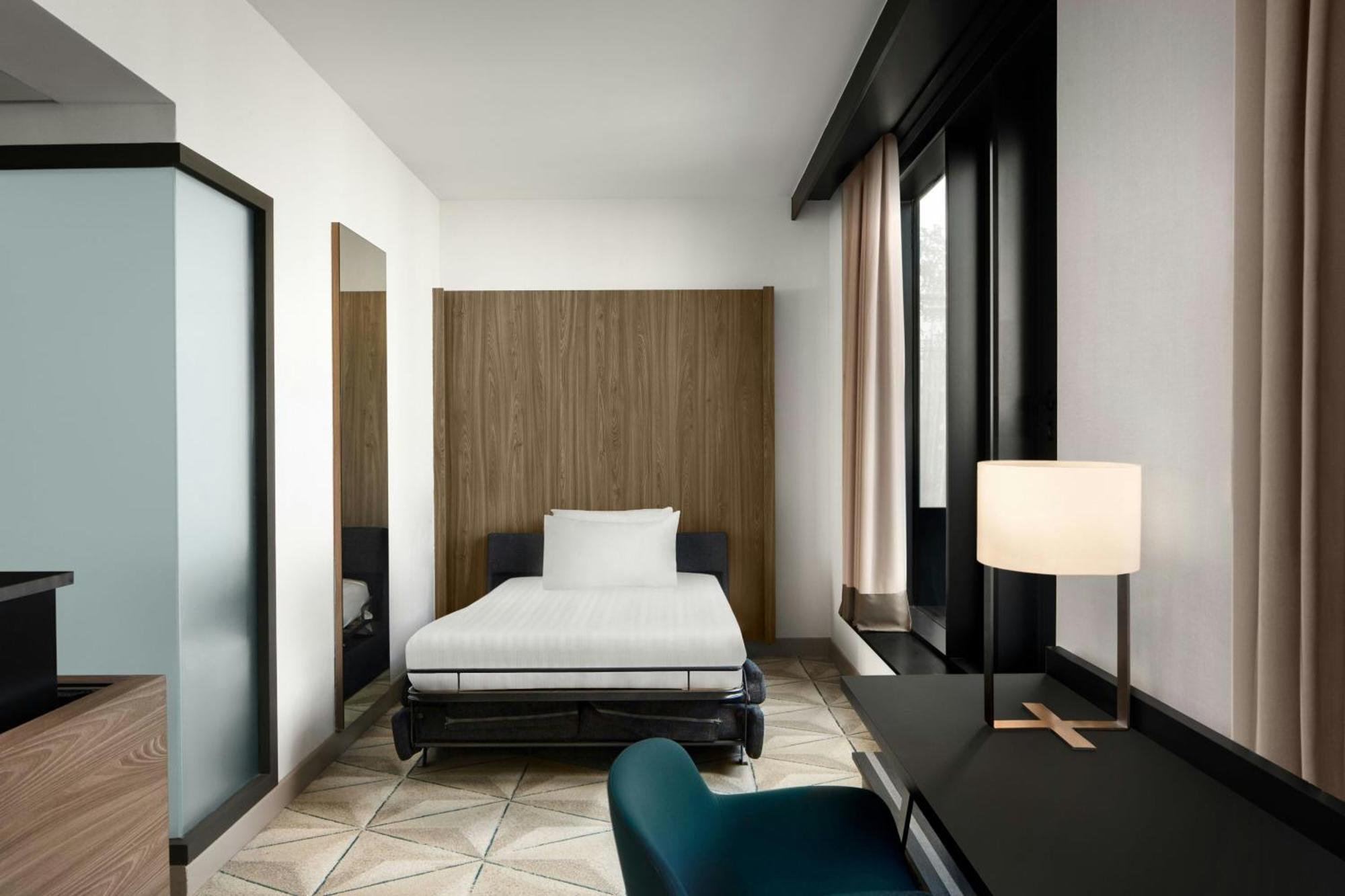 คอร์ตยาร์ด ปารีส ปอร์ต เดอ แวร์ซาย Hotel อิซซีเลมูลิโนต์ ภายนอก รูปภาพ
