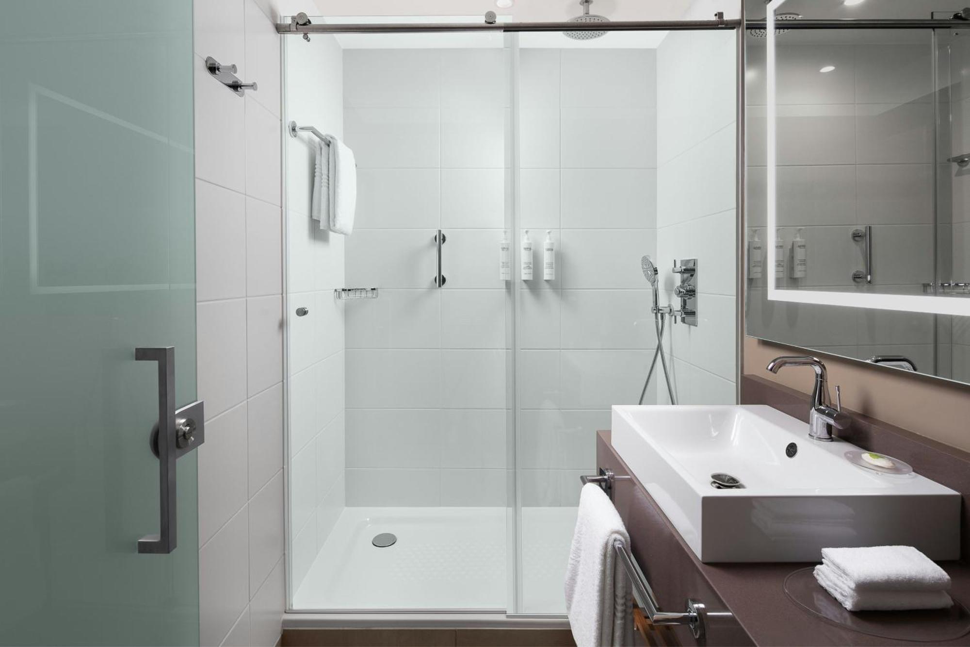 คอร์ตยาร์ด ปารีส ปอร์ต เดอ แวร์ซาย Hotel อิซซีเลมูลิโนต์ ภายนอก รูปภาพ