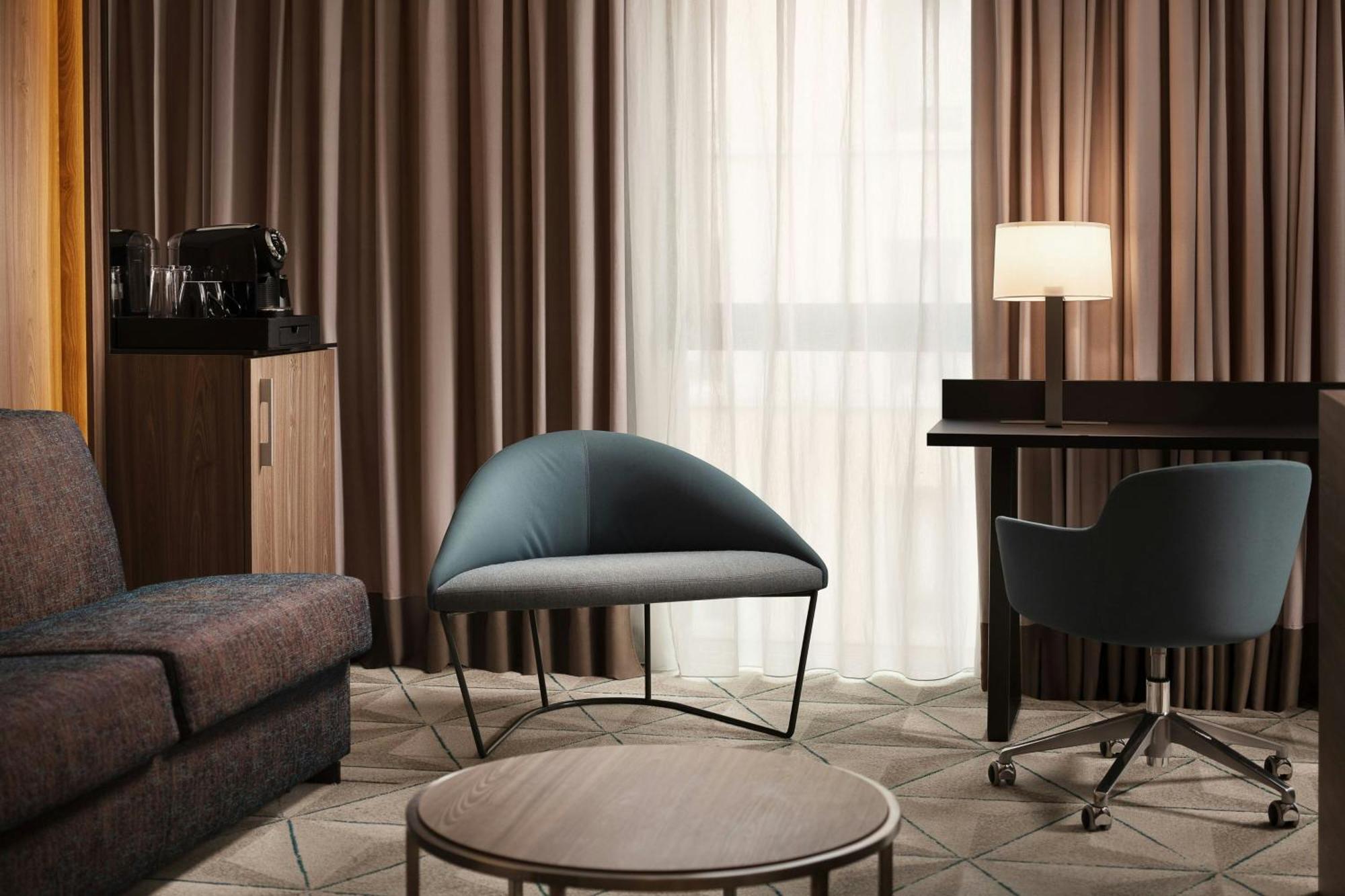 คอร์ตยาร์ด ปารีส ปอร์ต เดอ แวร์ซาย Hotel อิซซีเลมูลิโนต์ ภายนอก รูปภาพ