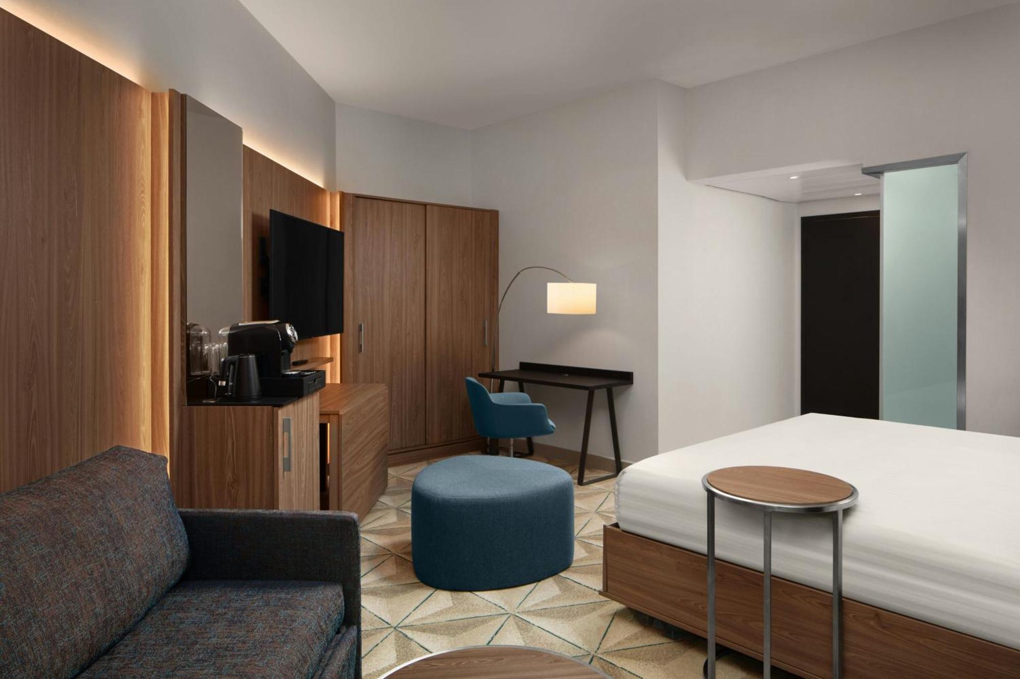 คอร์ตยาร์ด ปารีส ปอร์ต เดอ แวร์ซาย Hotel อิซซีเลมูลิโนต์ ภายนอก รูปภาพ